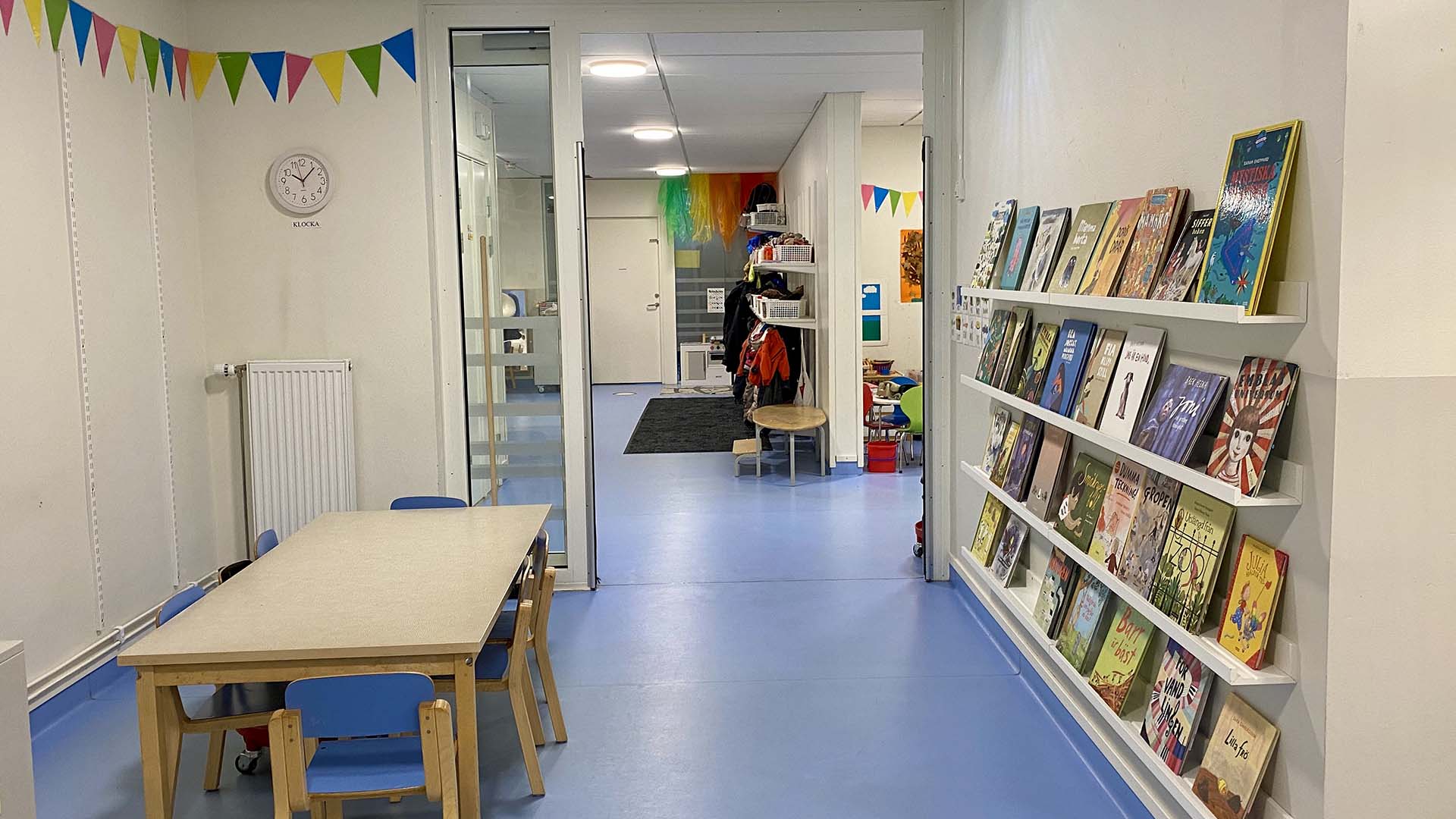 Bokhylla i färgglatt rum på förskola, foto.