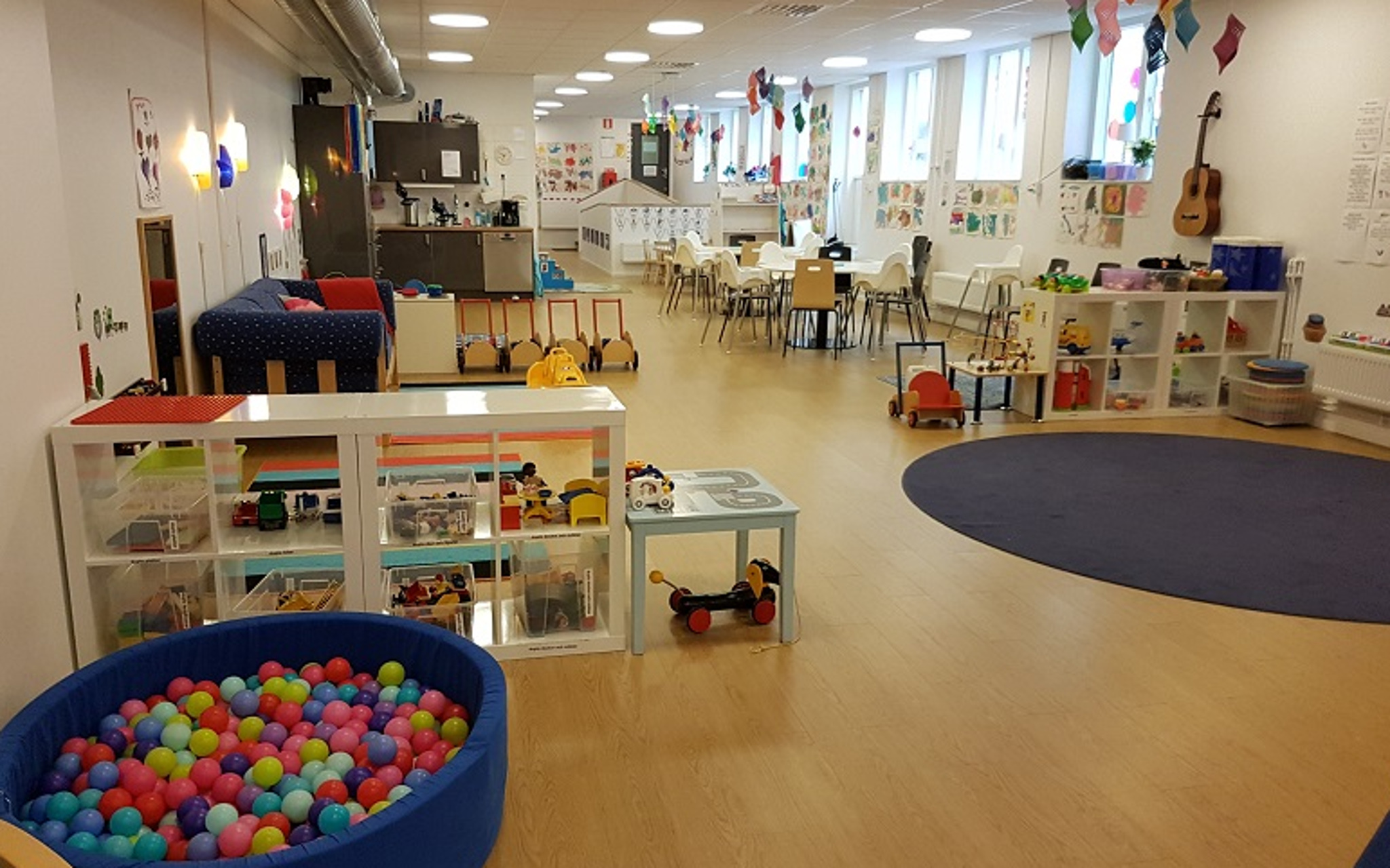 Interiör från öppna förskolan, pedagogisk miljö.