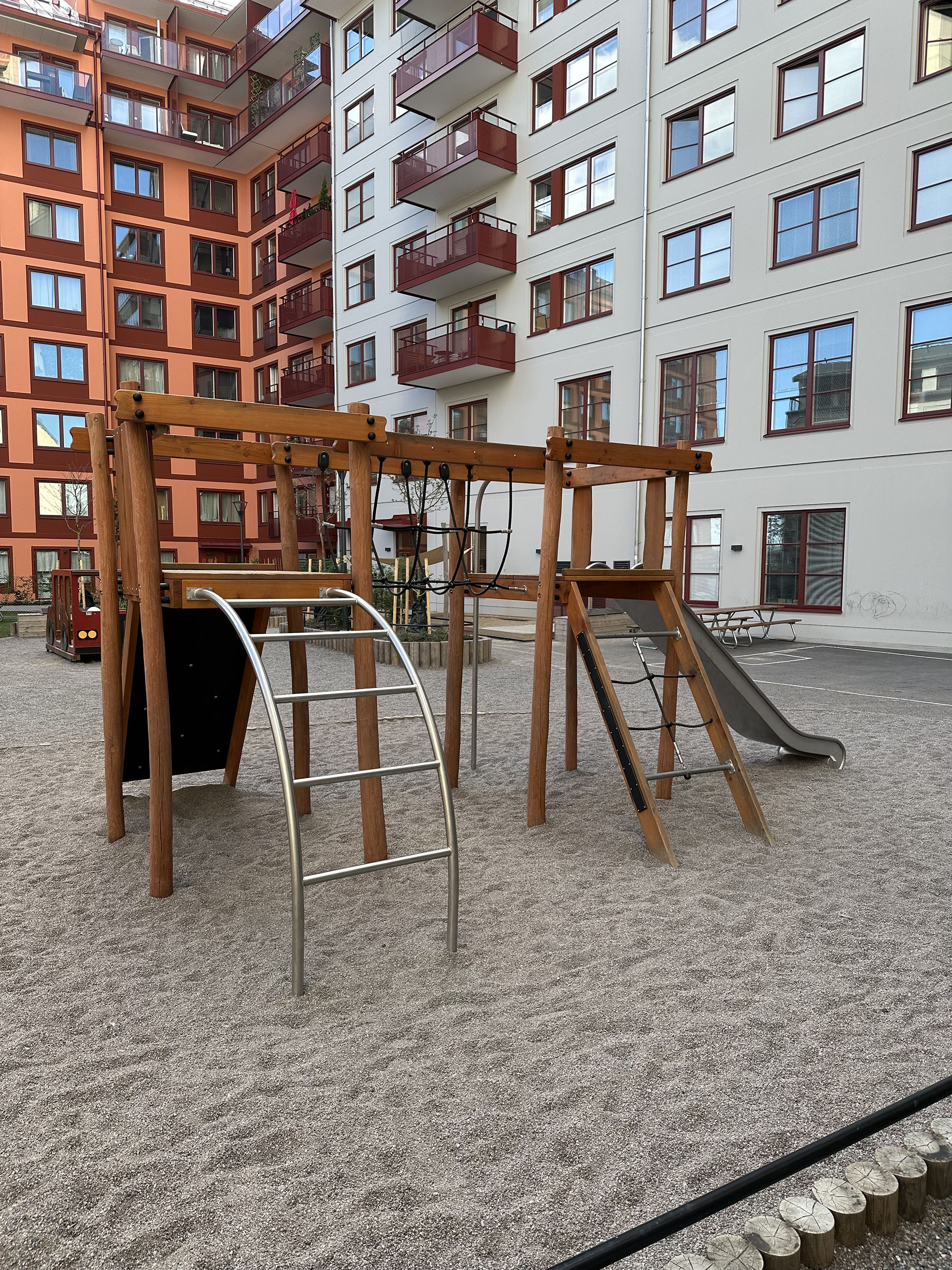 En gård med klätterställningar och lekredskap.