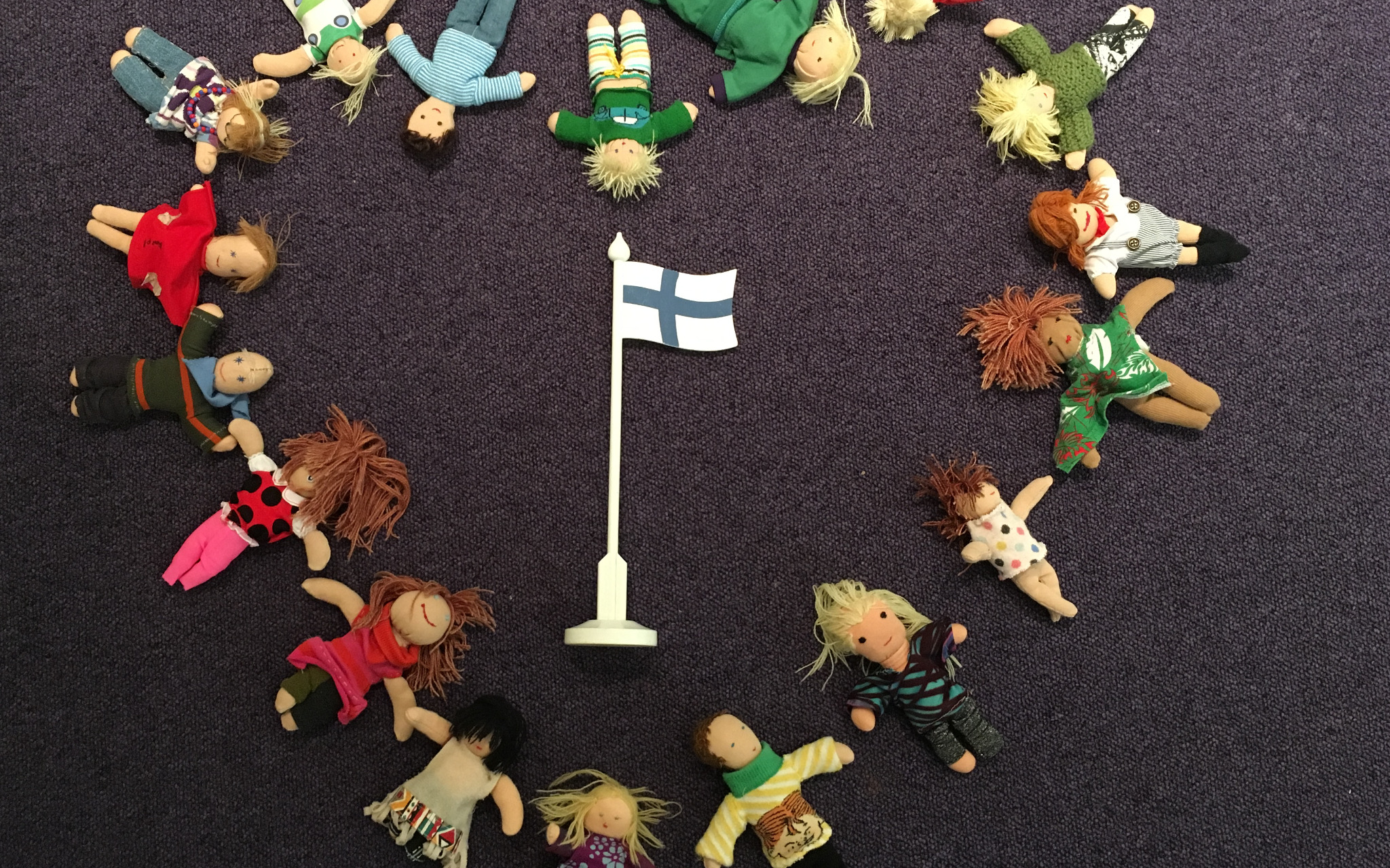 Dockor som formar ett hjärta med finska flaggan i mitten.