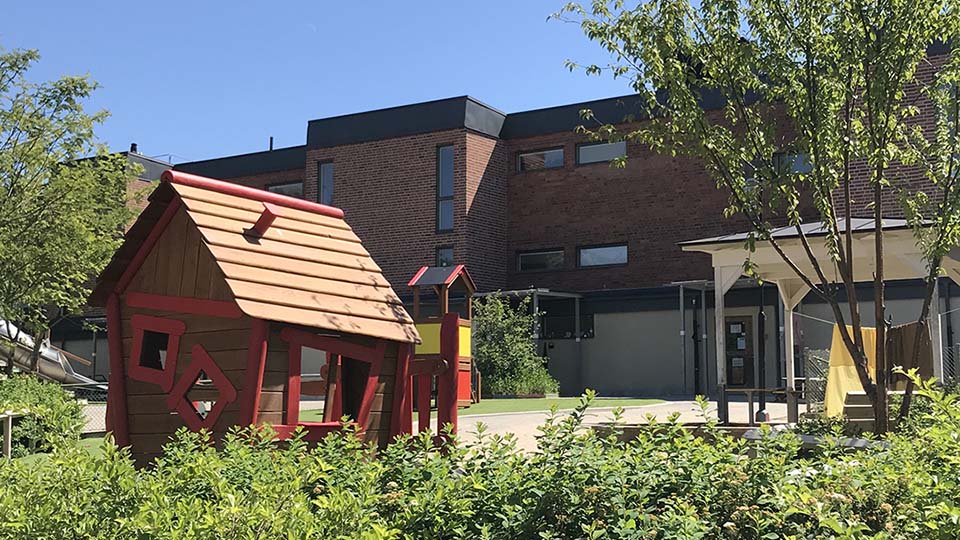 Förskolan Kosmos med förskolegården i förgrunden.