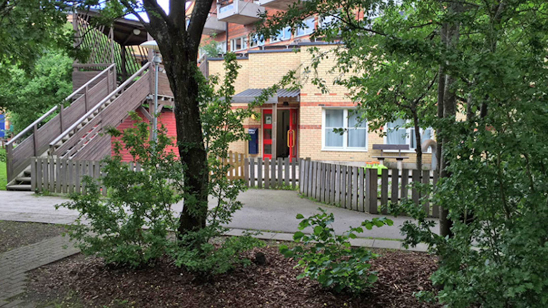 Förskolan med staket runt omkring.