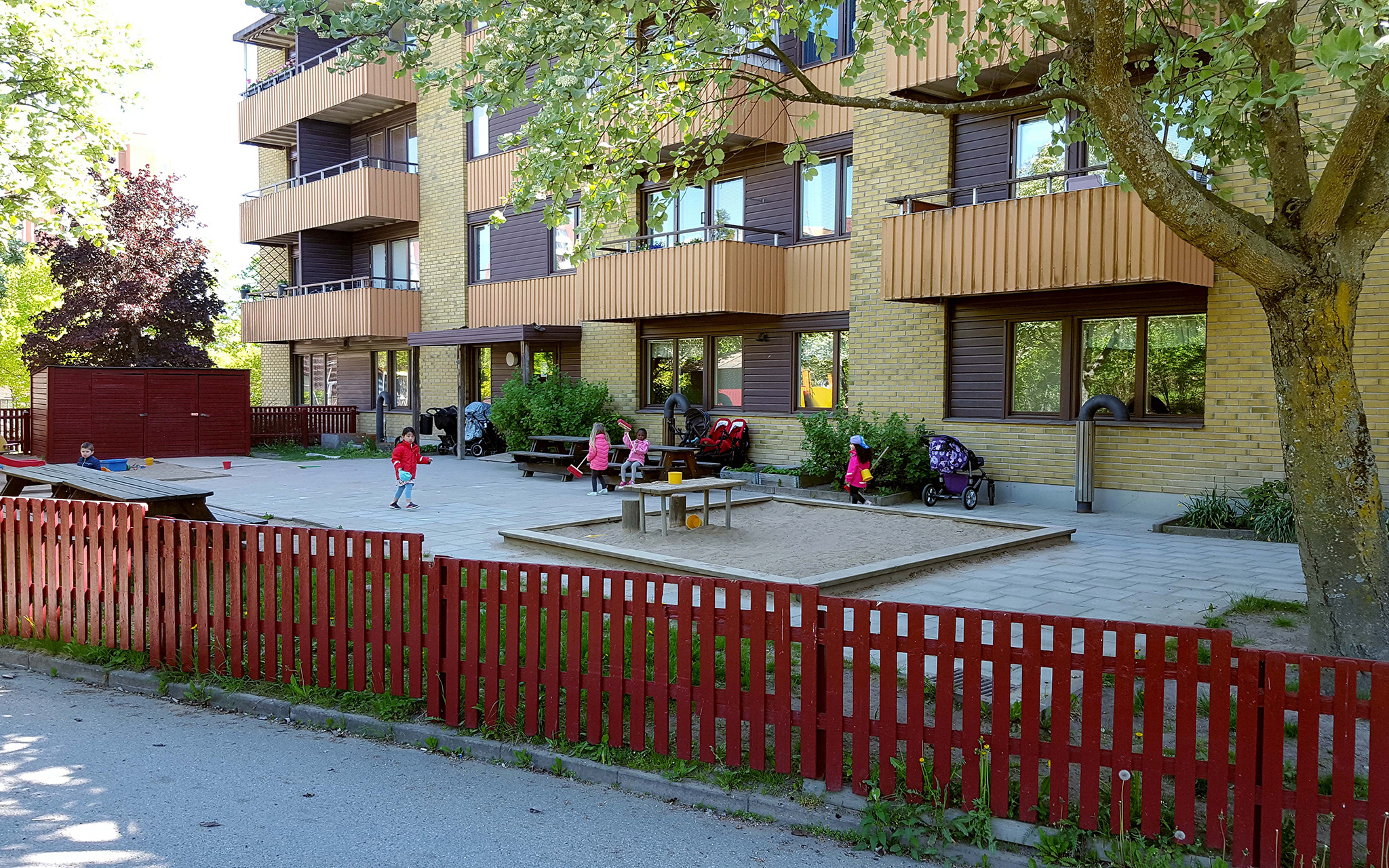 Barn leker på förskolans gård.