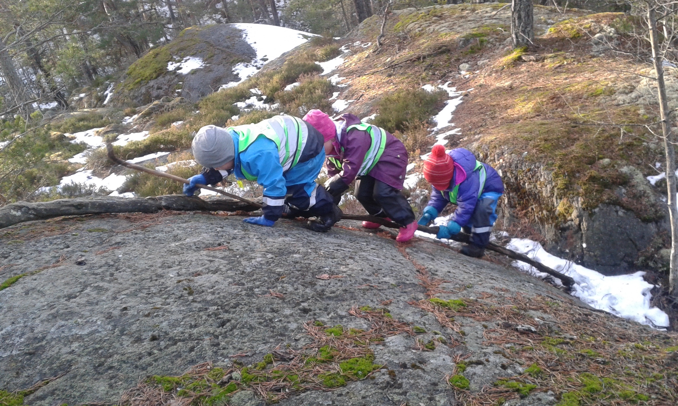 Barn klättrar uppför ett berg.