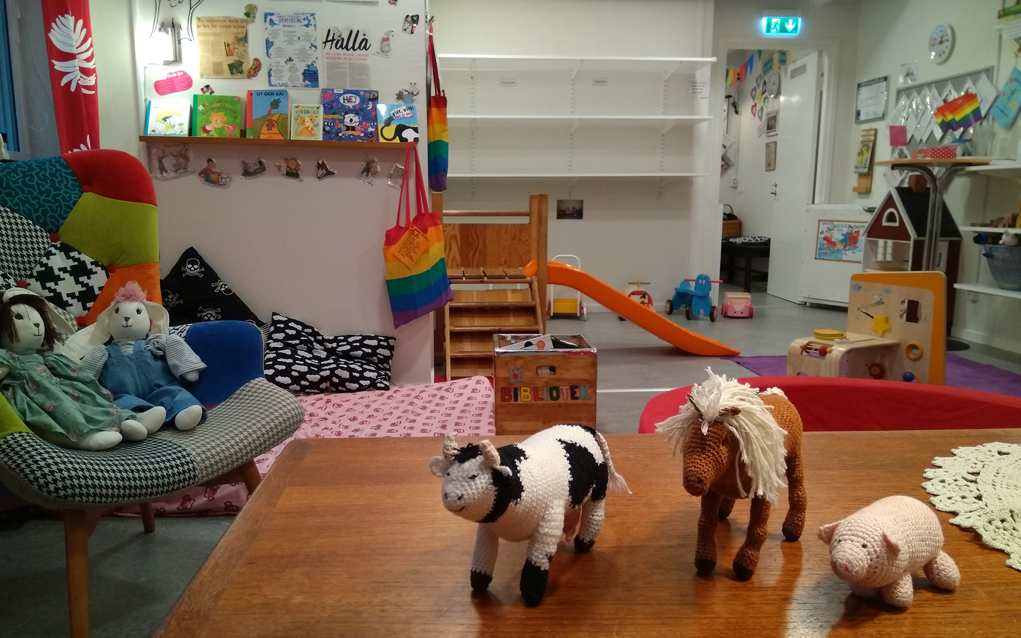 Interiör från öppna förskolan med små tygdjur på ett bord i förgrunden.