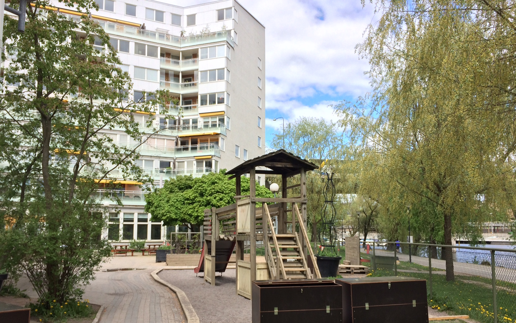 Foto på förskolan Scheeles innergård under sommaren