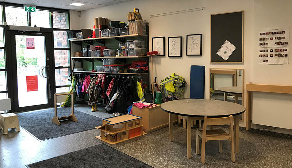 Ingång till förskola, hall med hyllor och plats för kläder och skor.