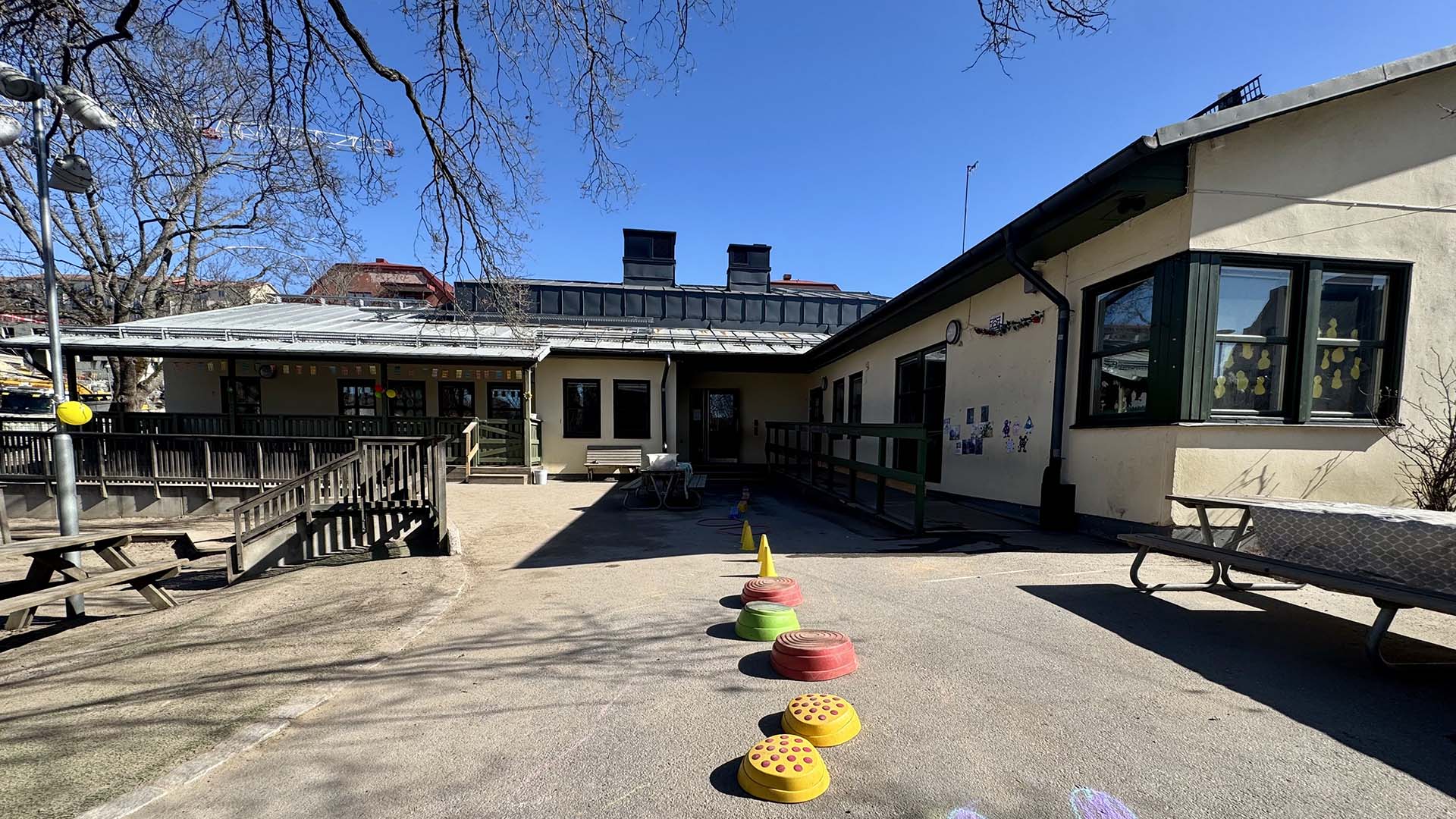 Gård utanför förskola, foto.