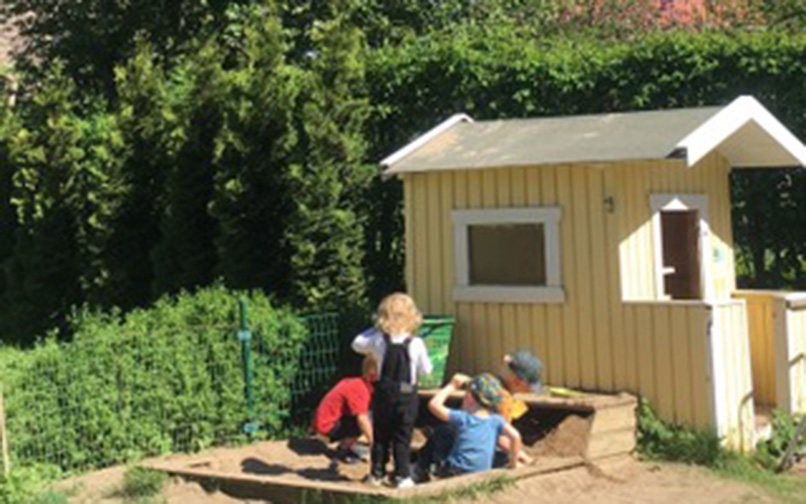 Barn, sandlåda, lekstuga.