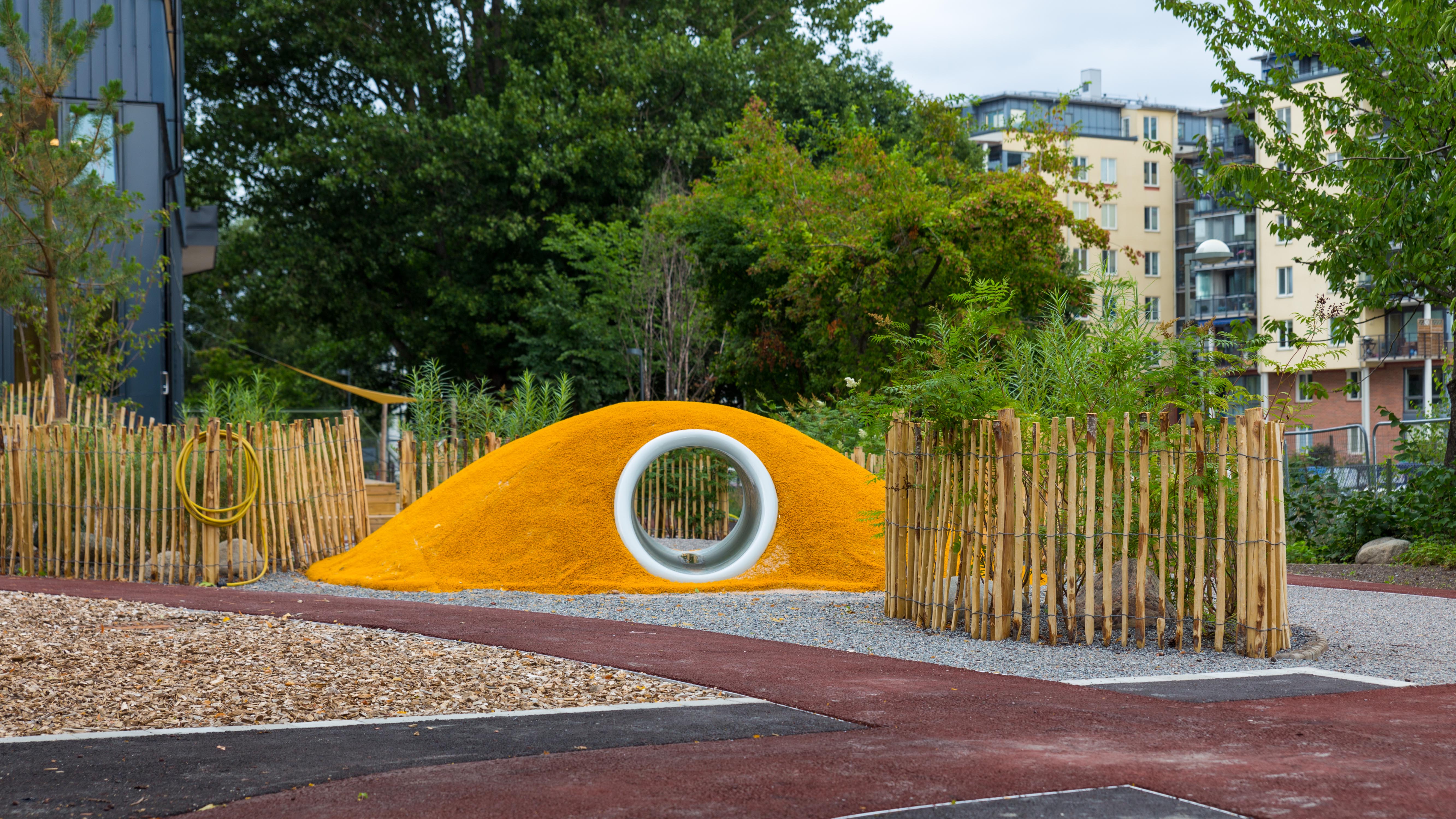 Grönskande lekyta på förskolegård.