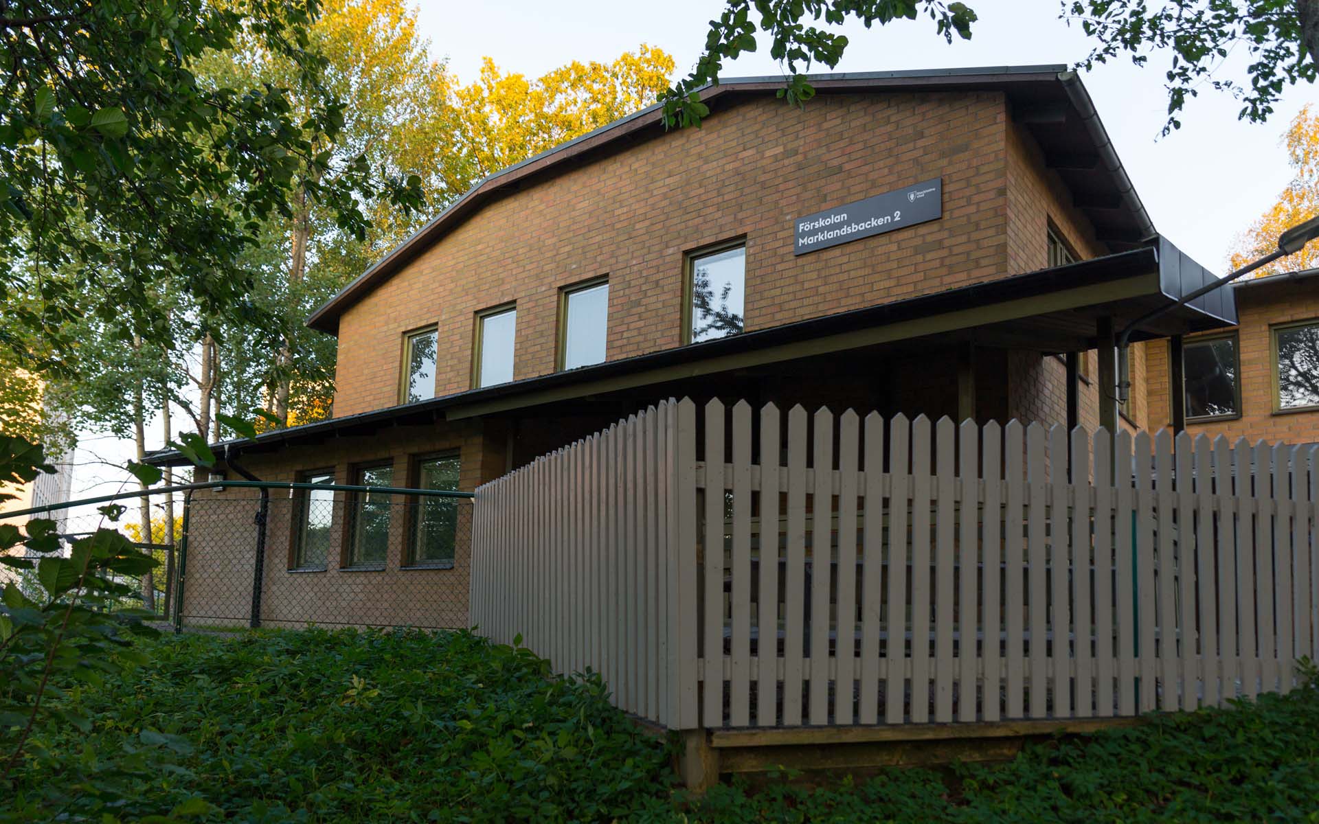 Hus omgärdat av grönska