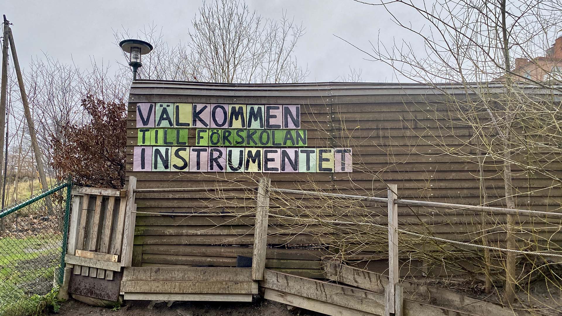 Färgglad välkomstskylt utanför förskola, foto. 
