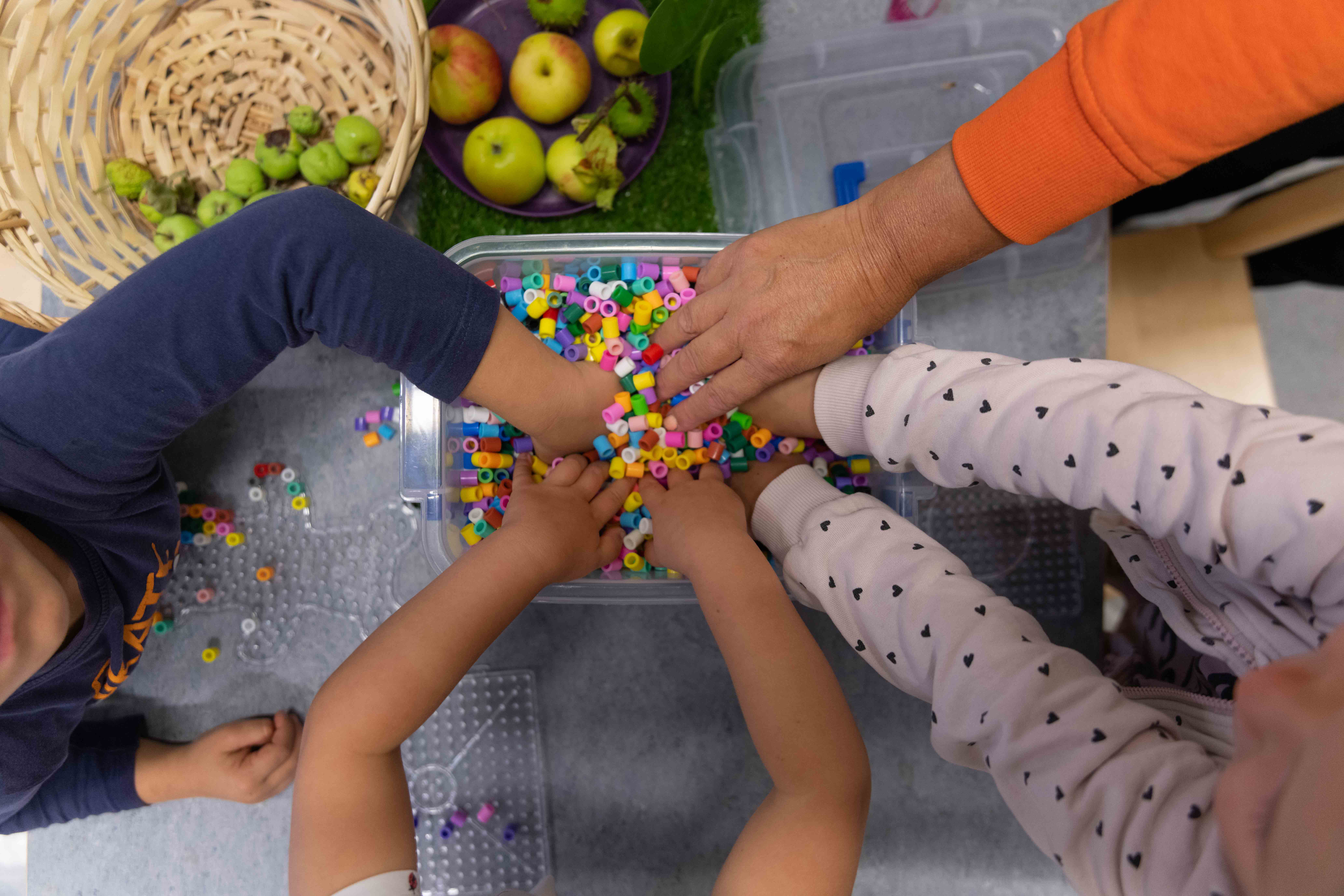 Barn leker med träklossar på förskolan