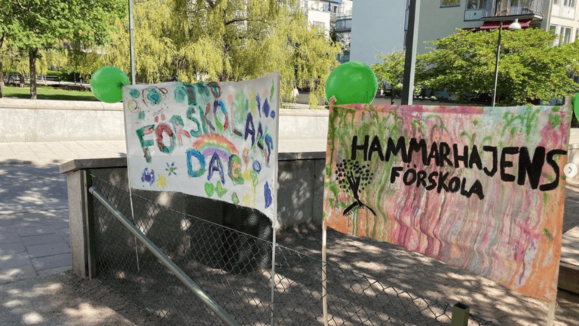 Färgglada barnteckningar med text uppsatta utanför förskolan, foto.