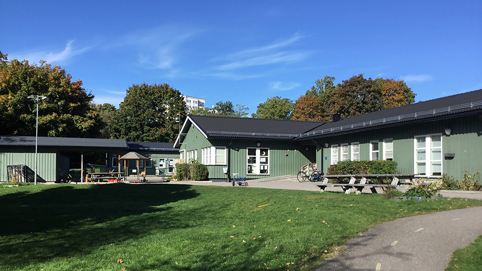 Förskolan Regnbågen. Förskola i ett plan med grön fasad.