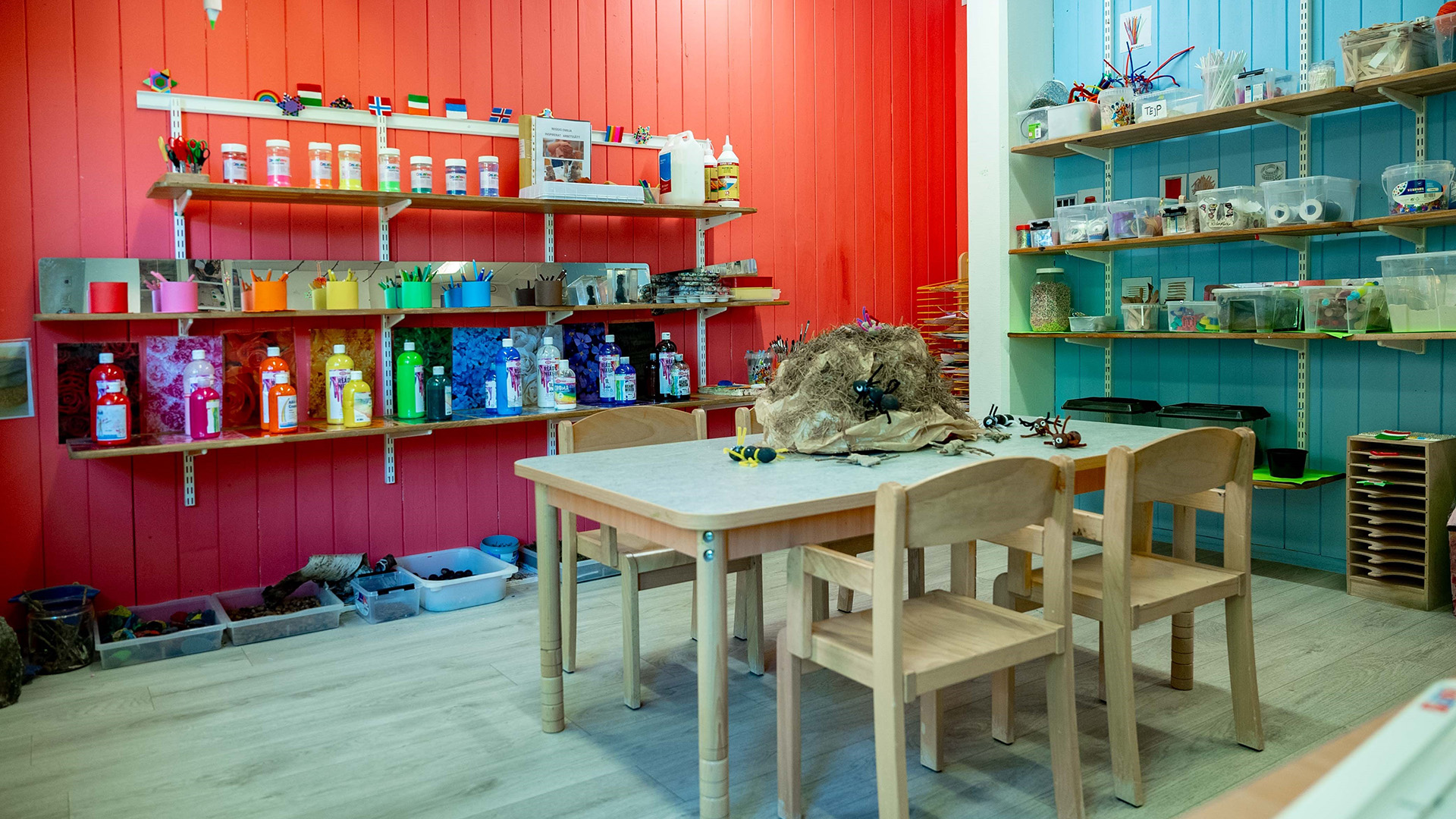 Rum för skapande, med målarpenslar och andra verktyg, på förskola.