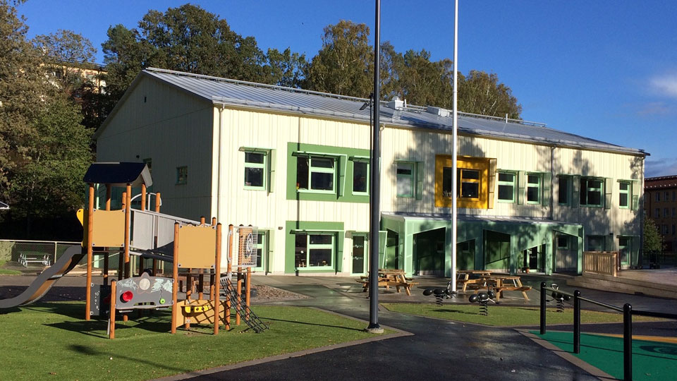 Dungens förskola med gården framför.