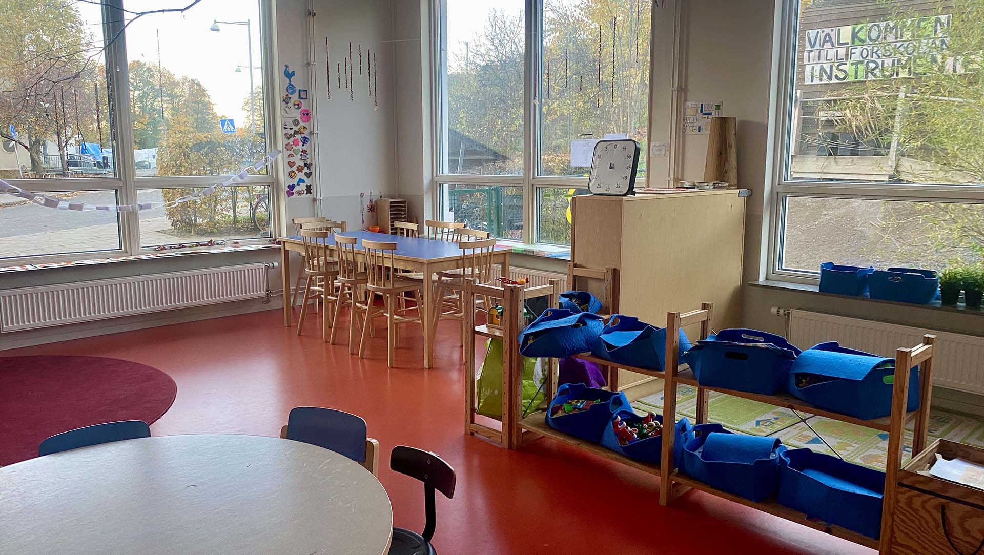 Lekrum i blått och rött, på förskola, foto.