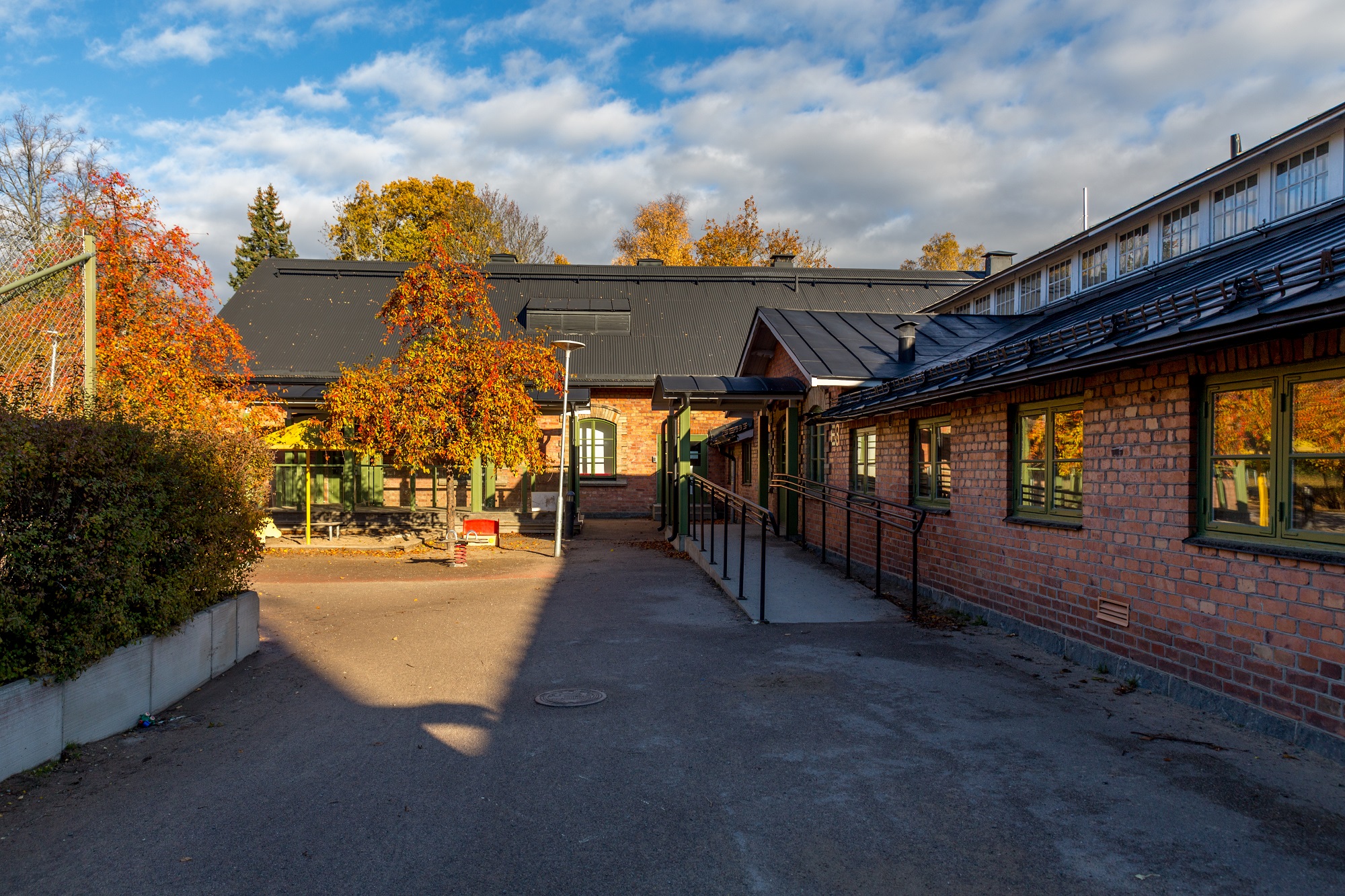 Byggnad med träd utanför