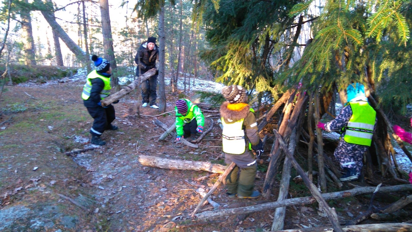 Grupp med barn i skogen