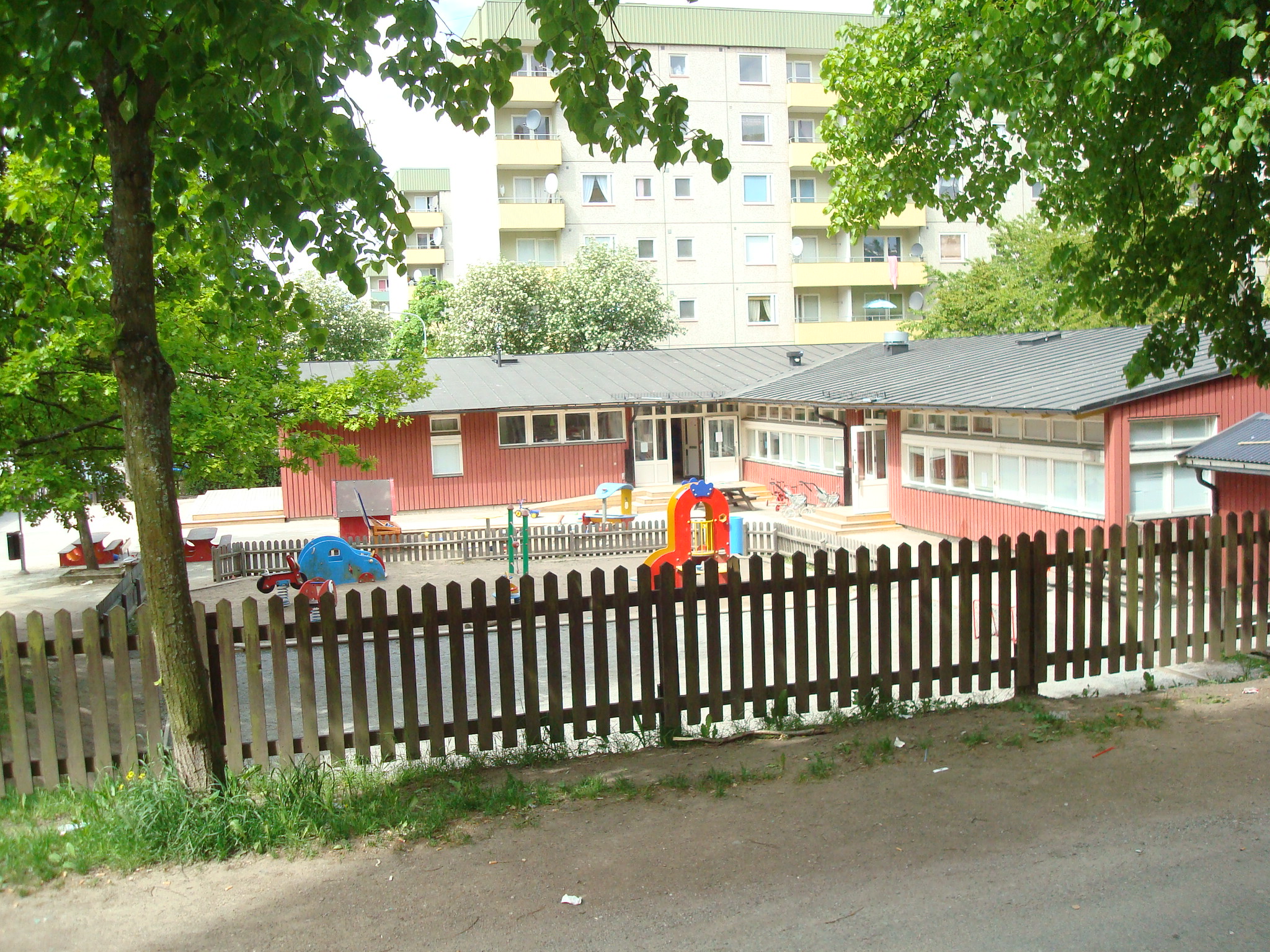 Tecknad bild på en förskola i lila nyanser