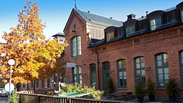 Röd tegelbyggnad.