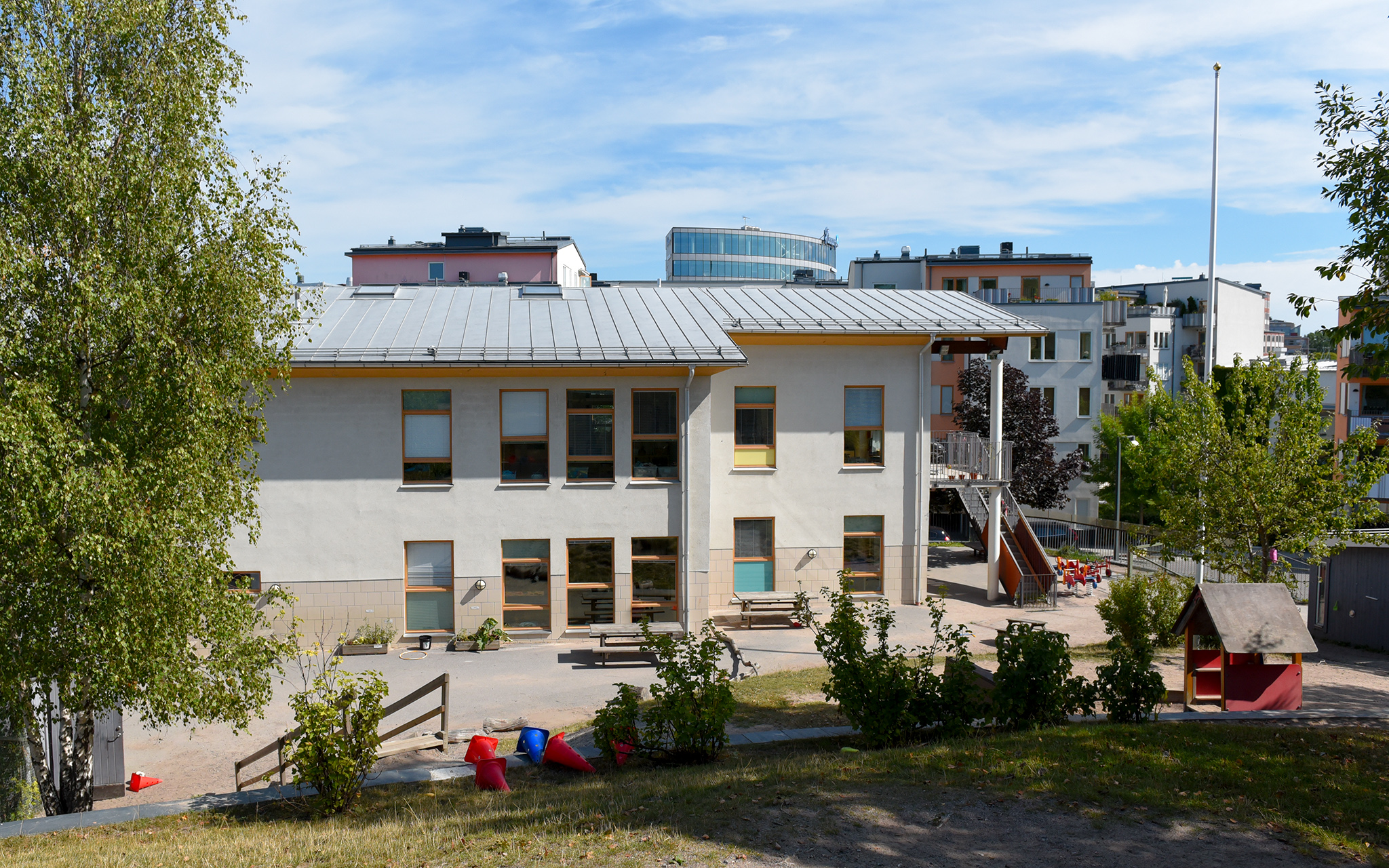 Ekbackens vitputsade förskola och lekredskap på gården.