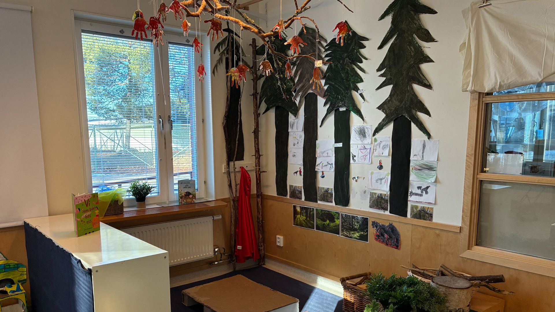 Lekrum med upphängda teckningar skapade av barnen.