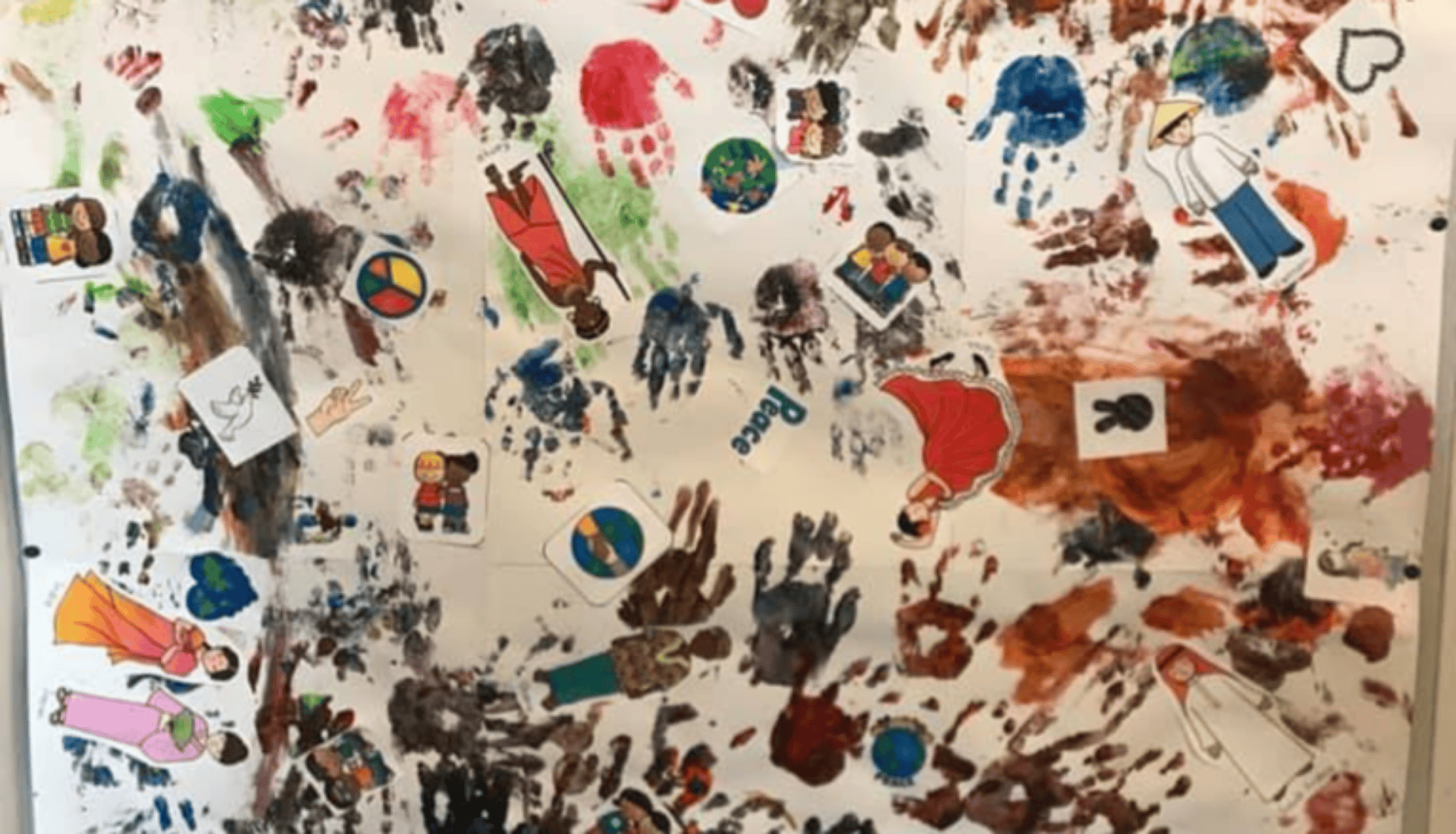 Färgglada handavtryck och klisterbilder med människor, hjärtan och fredssymboler på papper.