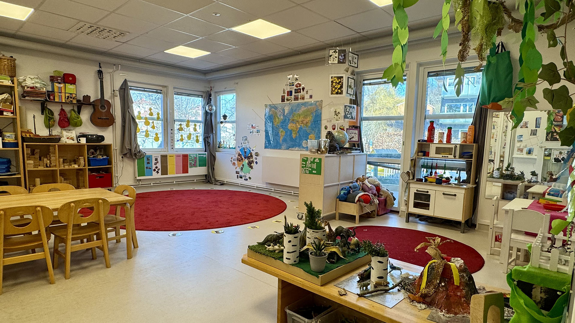 Färgglatt lekrum på förskola, foto.