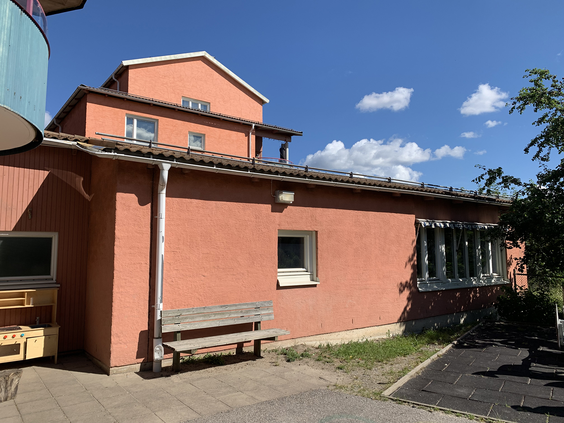 Ett tegelfärgat hus i två våningar.