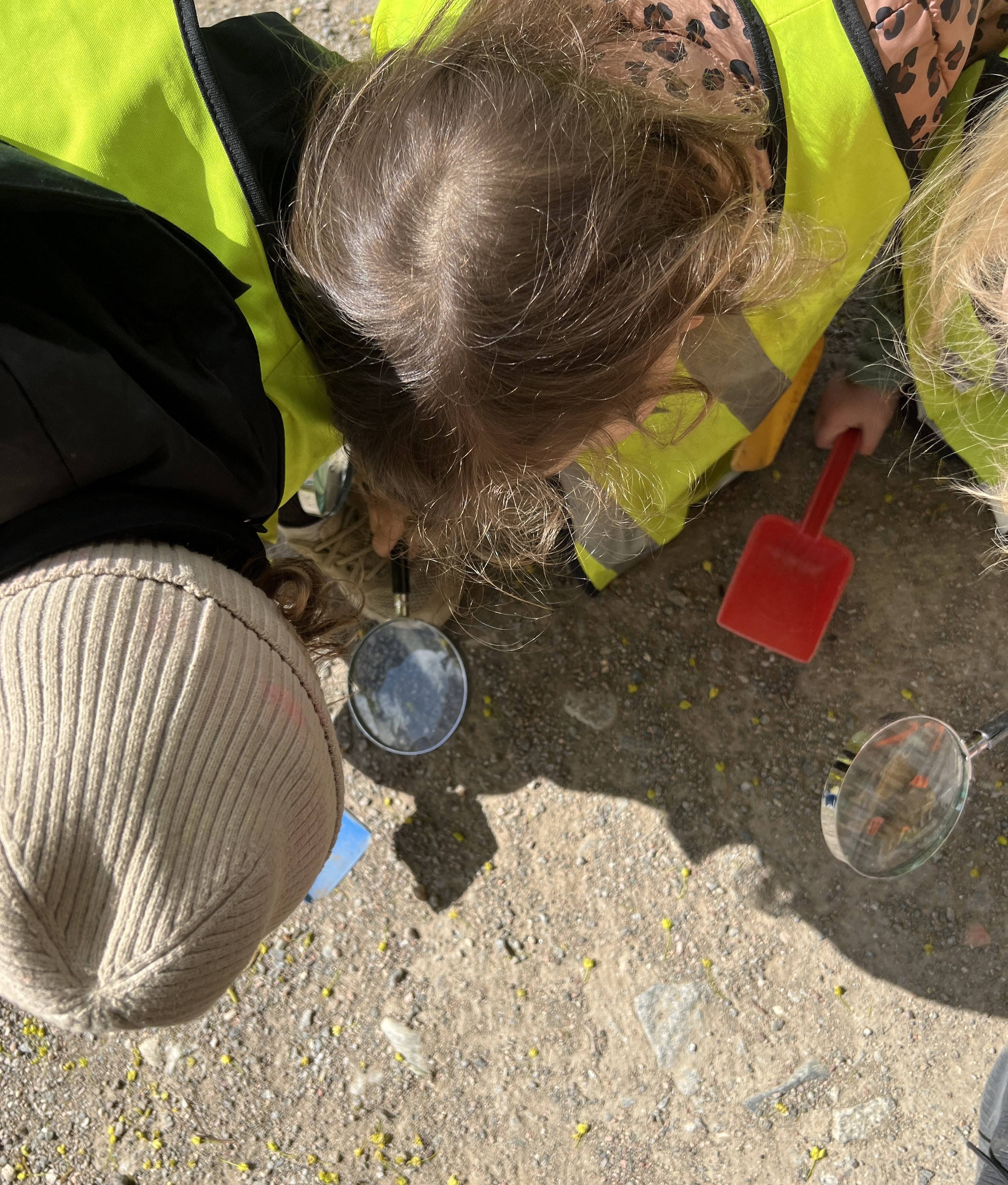 Tre barnhuvuden sedda ovanifrån, foto.