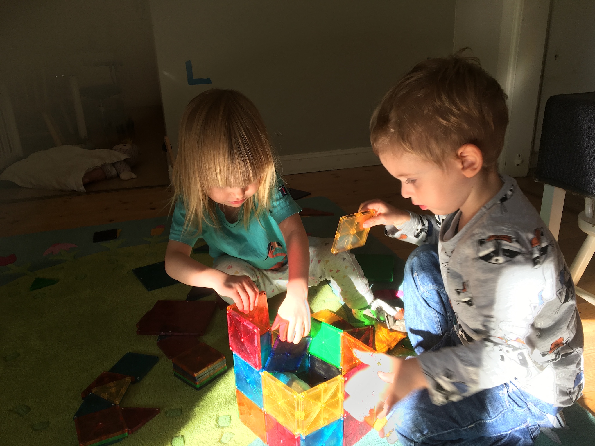 Två barn bygger med klossar