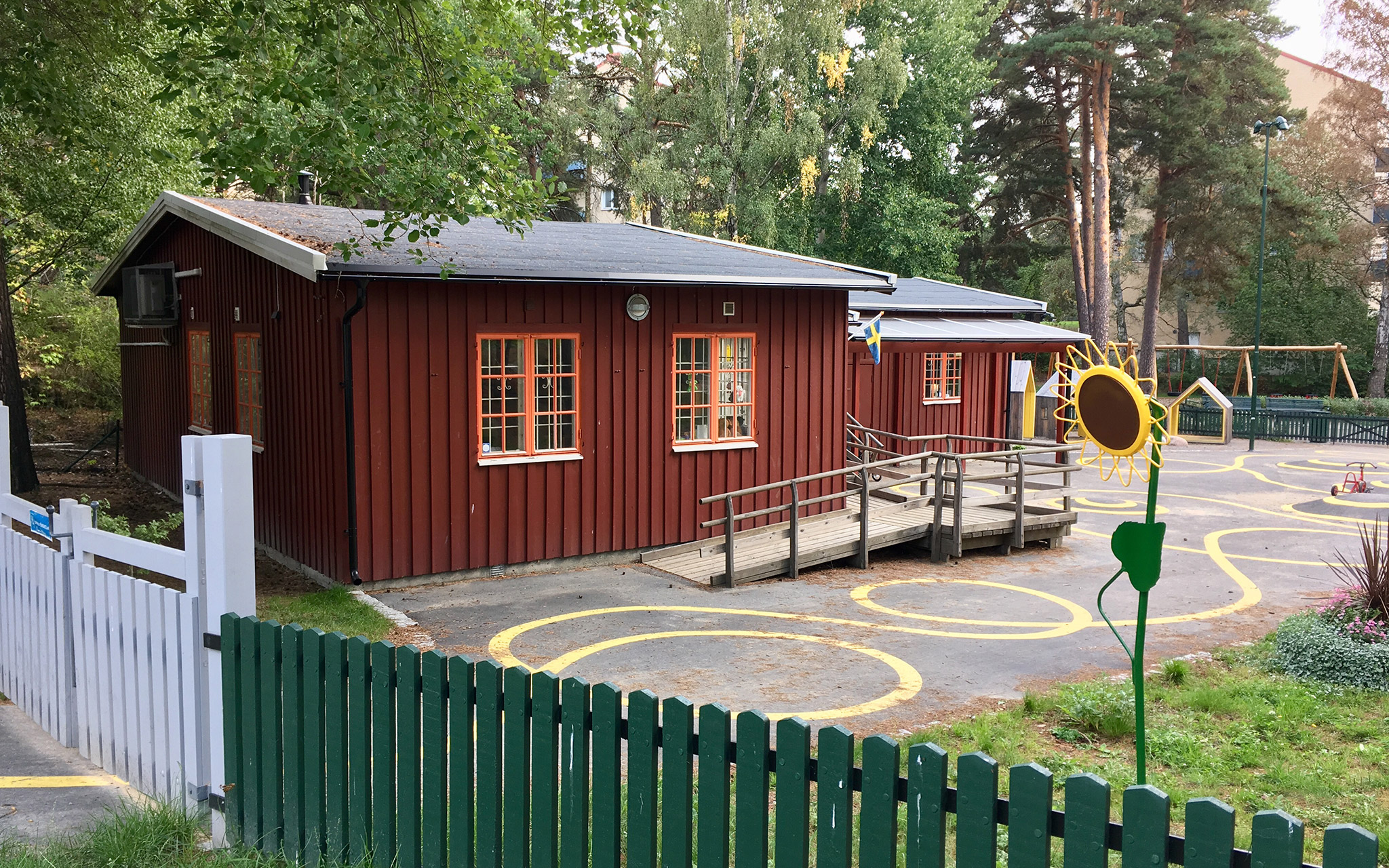 Fotografi, rött hus med utegård.