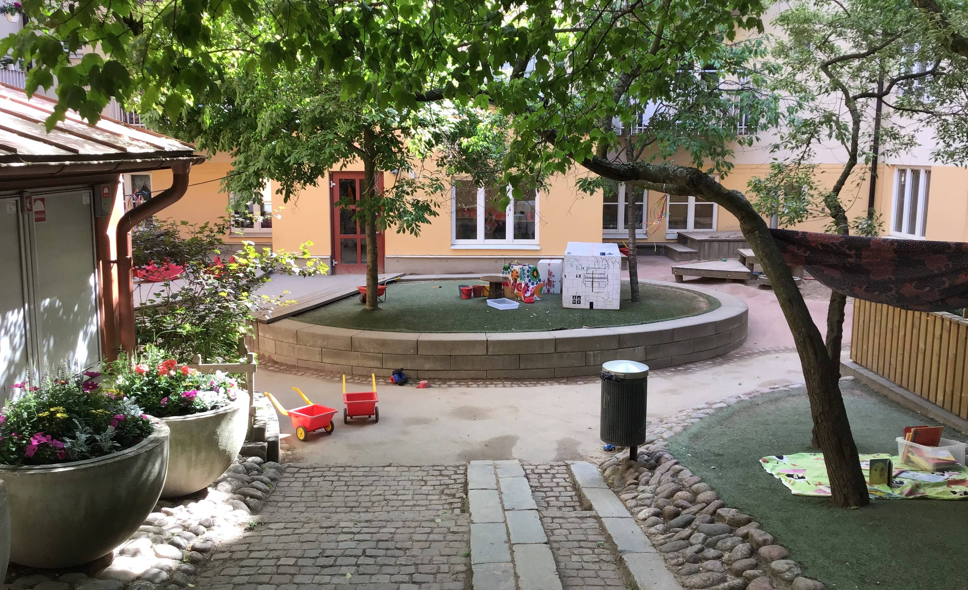 Innergård med stort träd.