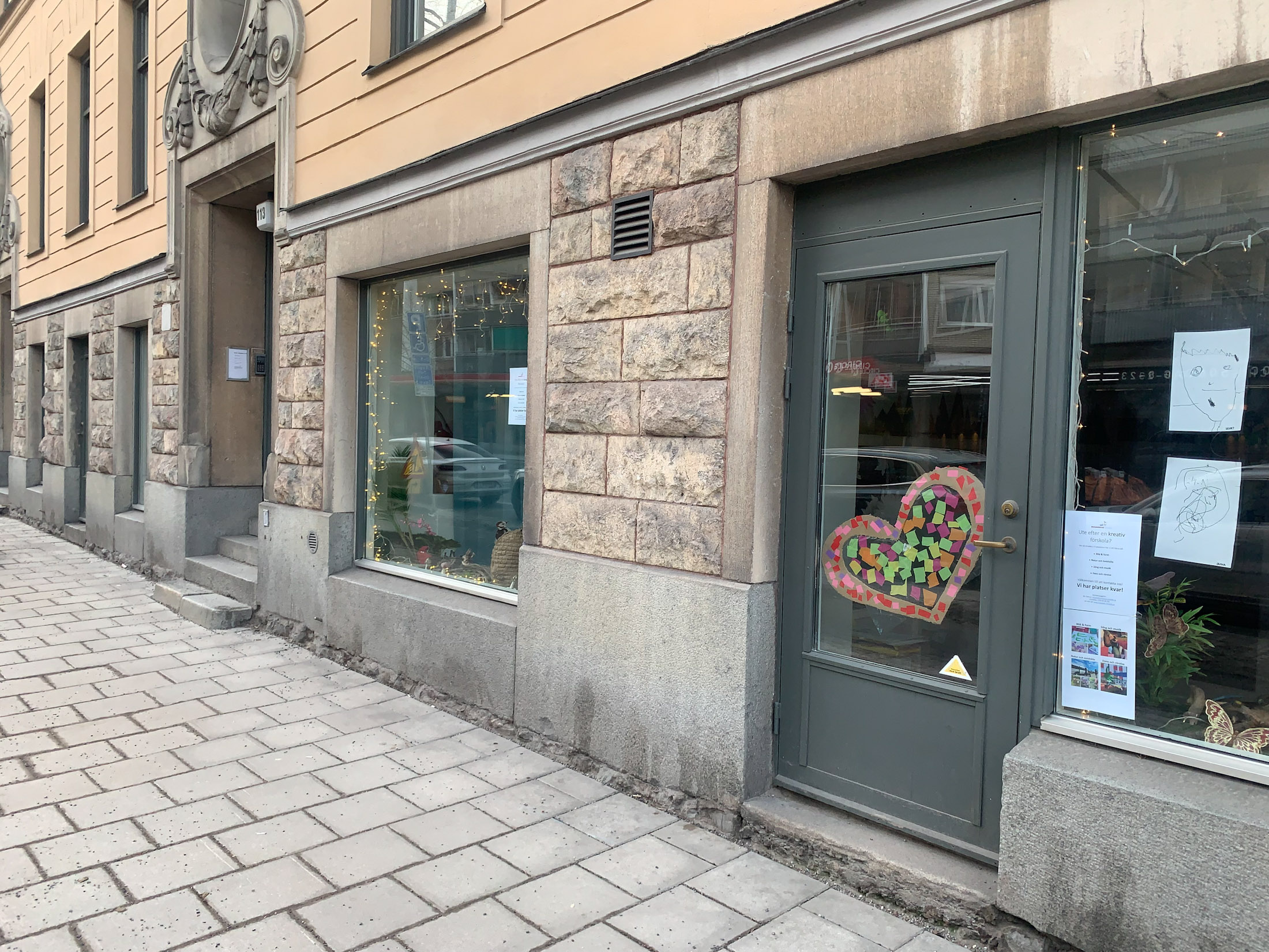 Entrén till förskolan. En dörr med ett hjärta på.