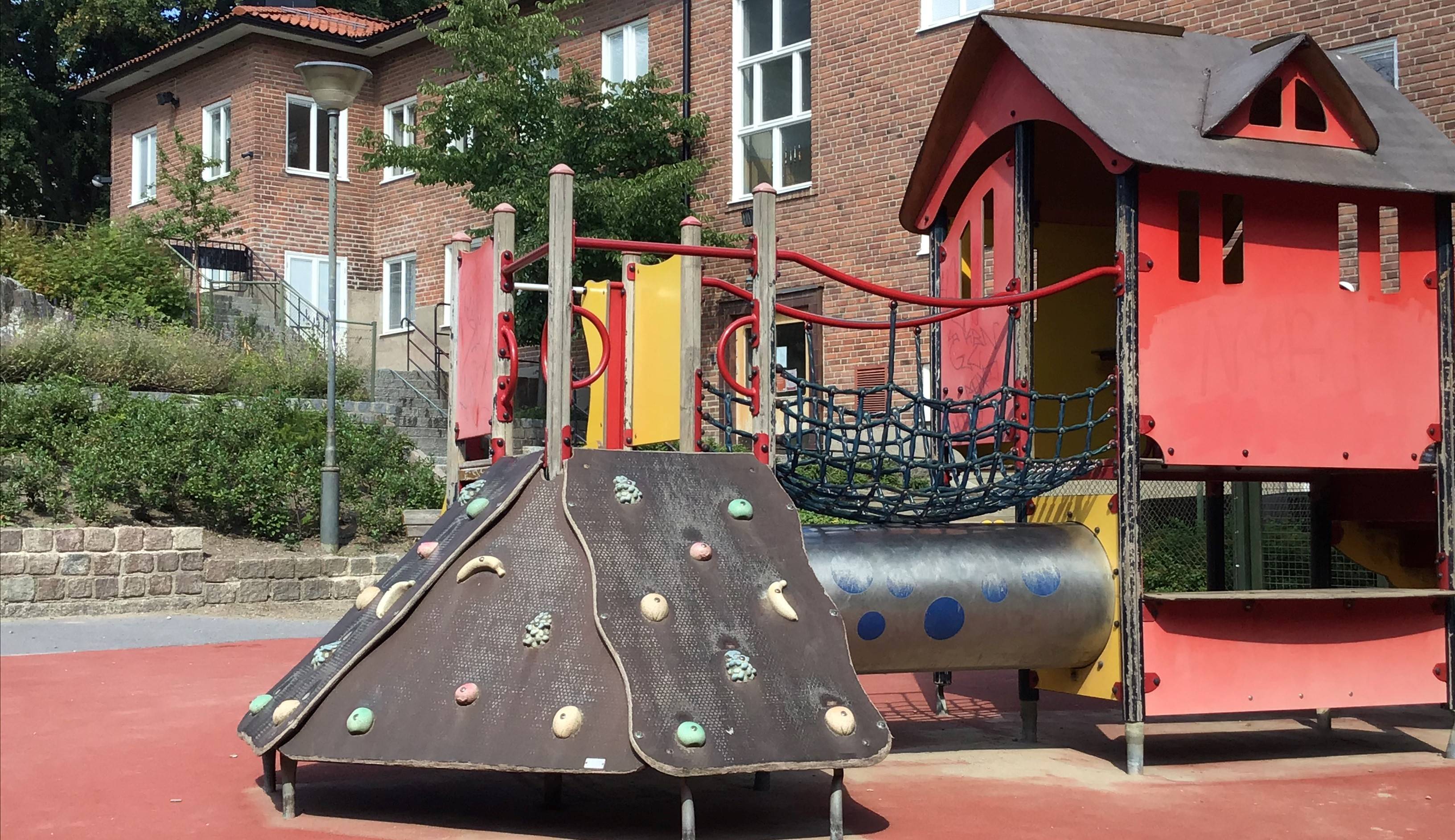 Klätterställning på gården.