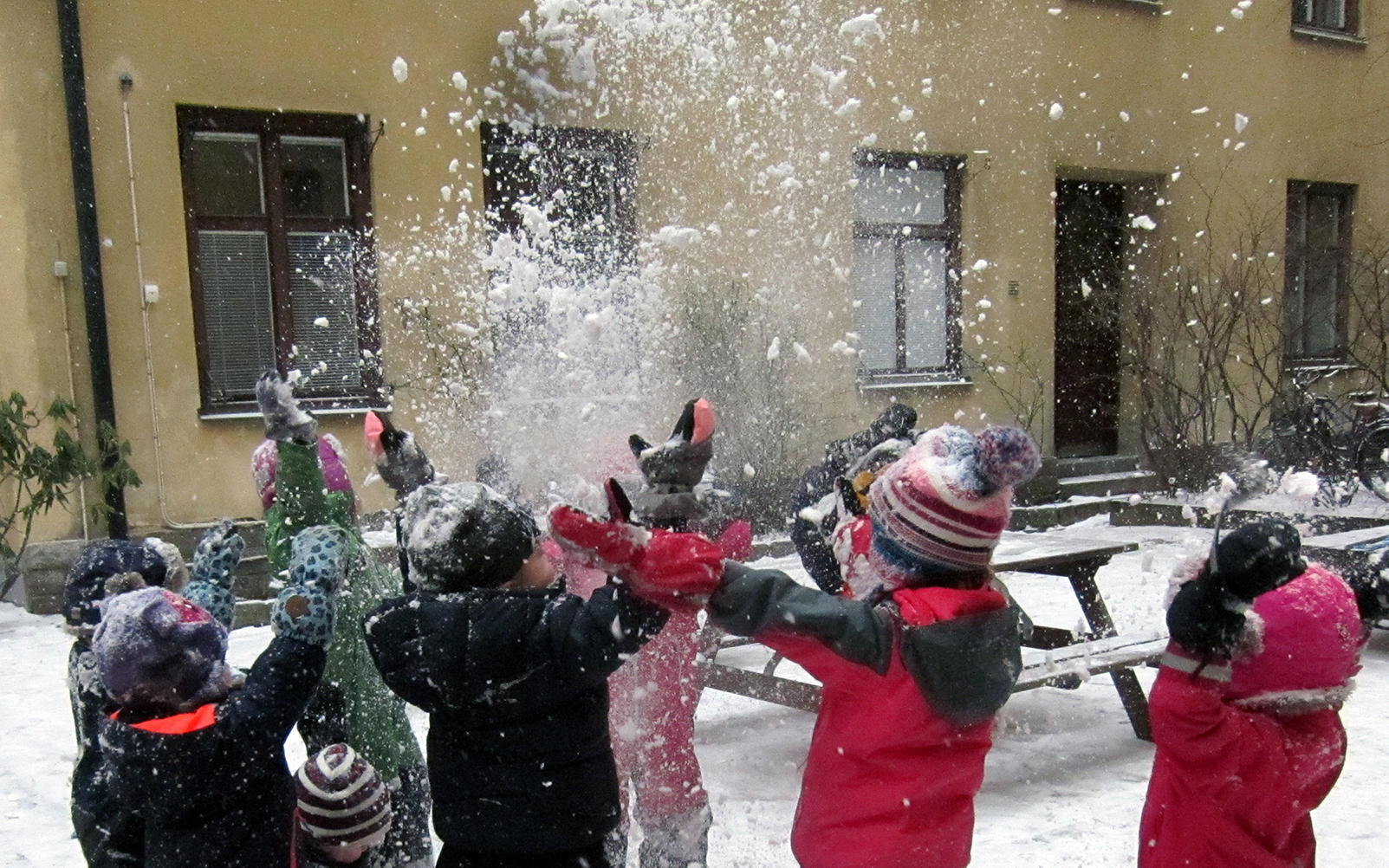 barn leker i snön