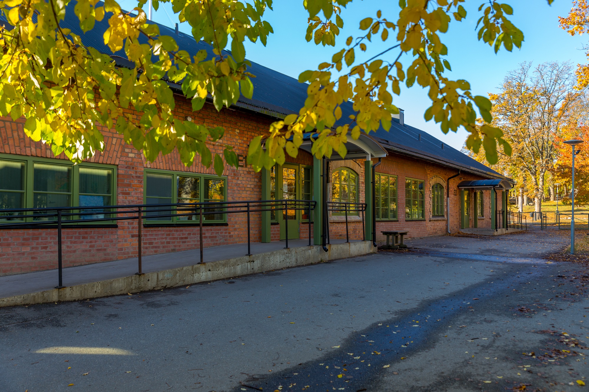 Byggnad med träd utanför