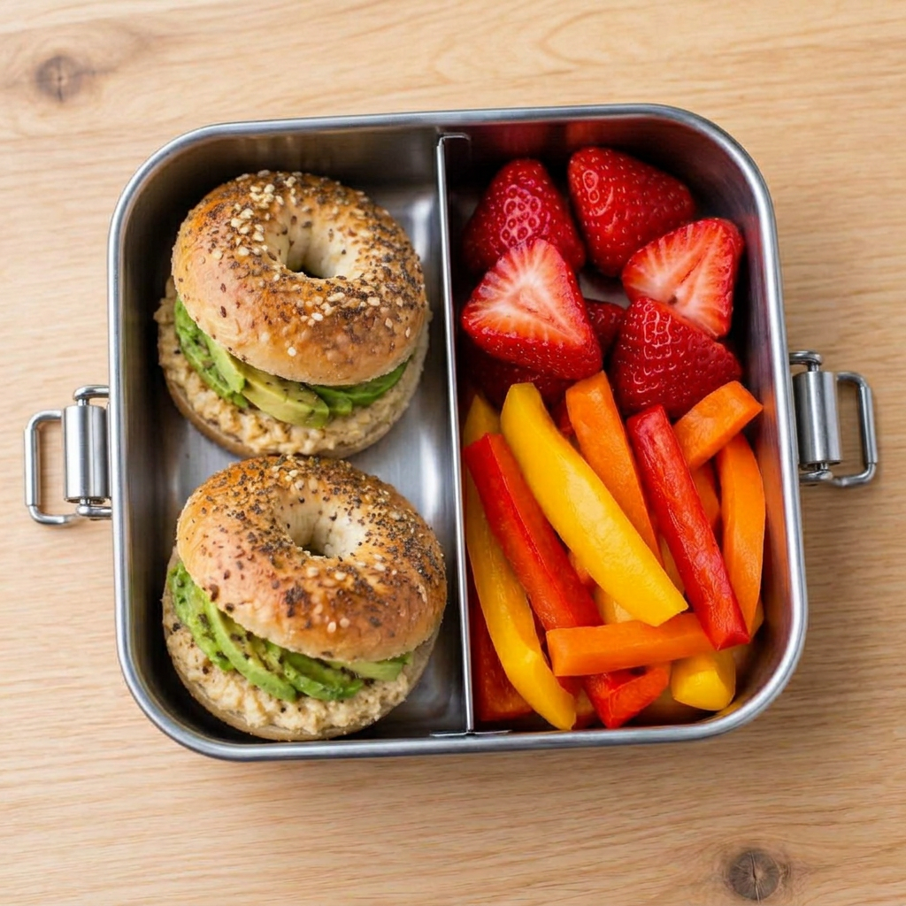 Minibagels med hummus och avokado bredvid paprika och jordgubbar